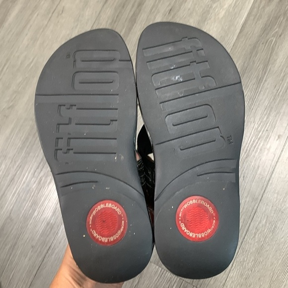 Fitflop Gray/Pewter Patent Leather Slip-On Thong Style Sandals size 7 - Picture 9 of 9